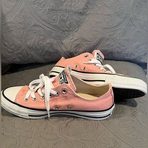 Converse Chuck Taylor All Star low top sneakers NEVER WORN! Womens 7.5